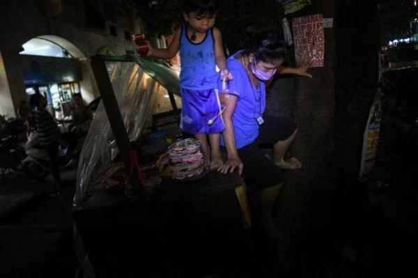 街头生活：马尼拉无家可归者在手推车中寻找避难所