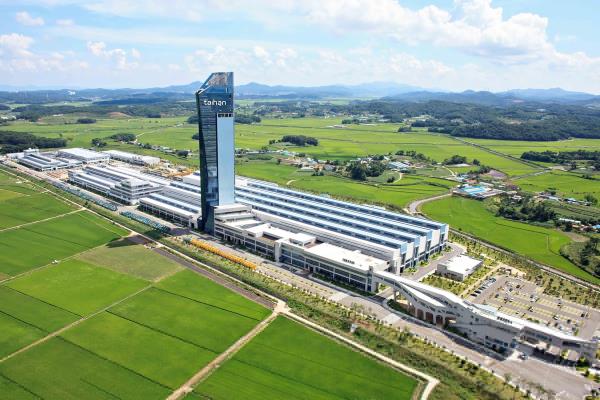 在国际刑事法院谴责后，Khawaja坚持臂章不是政治性的