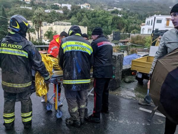 意大利伊斯基亚岛发生山体滑坡，1名妇女死亡，10人失踪