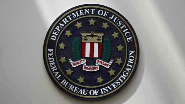 一名洛杉矶男子在FBI搜查后被捕，发现了爆炸装置和纳粹宣传品
