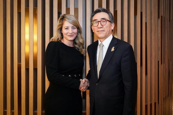 Foreign Minister Cho Tae-yul (R) poses for a photo with his Canadian counterpart, Melanie Joly, ahead of their talks on the margins of the foreign ministerial meeting of the Group of 20 nations in Rio de Janeiro, Brazil, on Feb. 21, 2024, in this photo provided by Cho's office. (PHOTO NOT FOR SALE) (Yonhap)