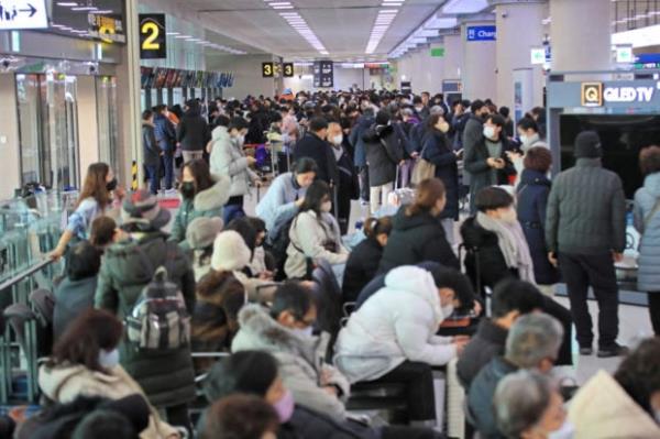 韩国大雪导致航班取消，道路交通事故
