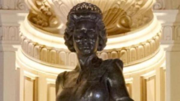 查尔斯国王在英国皇家军团纪念节上为伊丽莎白女王的新雕像揭幕