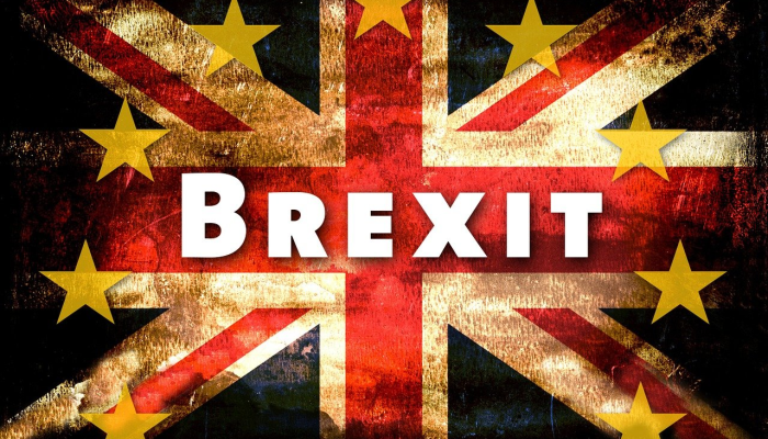 随着金融危机逼近，英国议会准备削减开支