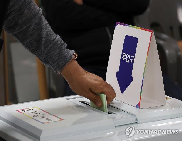 A voter puts a ballot for South Korea's parliamentary elections into the ballot box at a polling station in Jeonju, 192 kilometers south of Seoul, on April 10, 2024. (Yonhap)