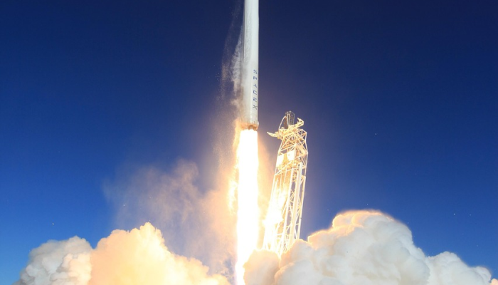 在第一次尝试爆炸后，SpaceX计划发射新的巨型火箭