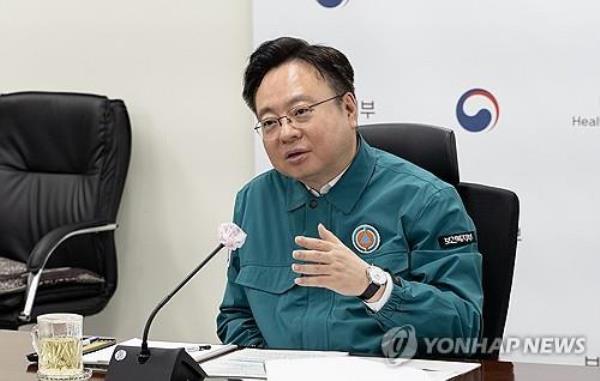 This photo, provided by the Ministry of Health and Welfare on April 18, 2024, shows Health Minister Cho Kyoo-hong. (PHOTO NOT FOR SALE) (Yonhap)