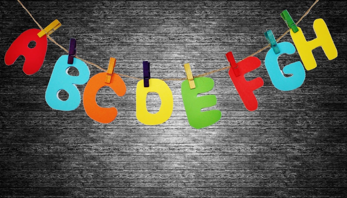 字母Q着色页：免费的字母着色页-下载，打印和学习!
