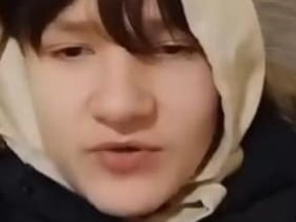 13岁的家政人员被雇主用锤子折磨，脱光衣服，被狗咬