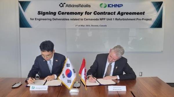 Lim Seung-yeol (L), vice president of Overseas Business Development at Korea Hydro & Nuclear Power (KHNP), signs an agreement with Matthew Ross, senior vice president at Candu Energy, in Toronto, Canada, on May 3, 2024, in this photo released by the KHNP. (PHOTO NOT FOR SALE) (Yonhap)