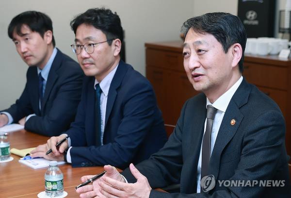 This undated file photo provided by the Ministry of Trade, Industry and Energy shows Industry Minister Ahn Duk-geun (R). (PHOTO NOT FOR SALE) (Yonhap)