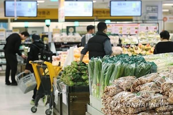 People shop at a major discount chain store in Seoul on March 29, 2024. (Yonhap)