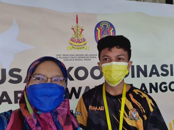 Nurmazilah (left) and her son Izzat Nuruddin. Nurmazilah's children have all been introduced to volunteer work since they were five.