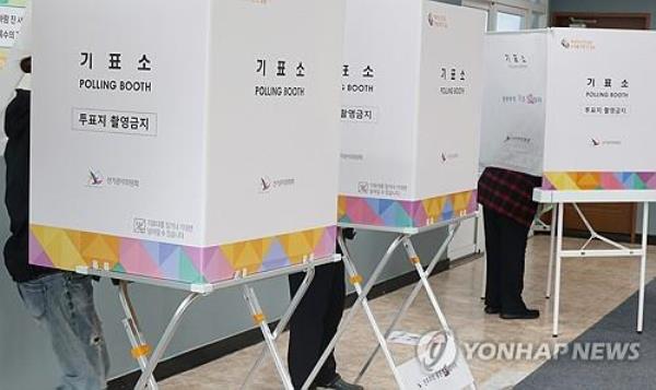 Citizens vote at polling booths at a middle school on the southern island of Jeju on April 10, 2024. (Yonhap)
