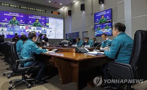 Health Minister Cho Kyoo-hong (R) presides over a meeting of the Central Disaster and Safety Countermeasures Headquarters in Seoul on March 12, 2024. (Yonhap)