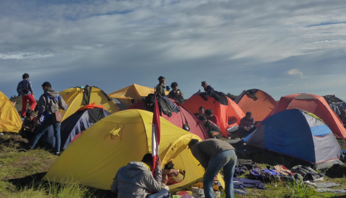 警方称，一名徒步旅行者在科罗拉多山顶拍照后失踪刚刚发现的尸体