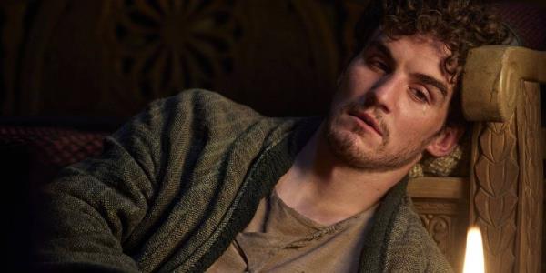 Mat leaning his head against something, looking defeated in The Wheel of Time