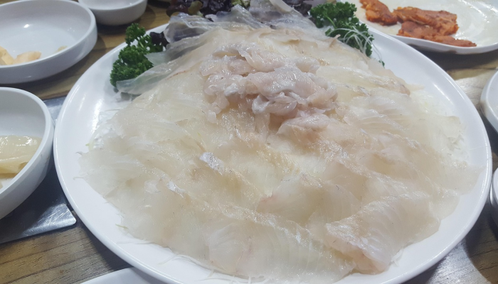 老鼠在厨房里窜来窜去,吃着生面团,男人在煎土豆看 老鼠在厨房里窜来窜去,吃着生面团,男人在煎土豆看