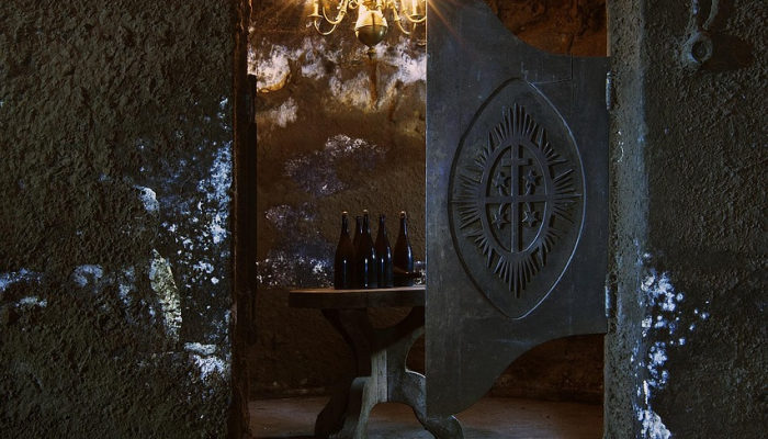 美国探险家被困在3000英尺深的洞穴中等待艰难的救援 美国探险家被困在3000英尺深的洞穴中等待艰难的救援