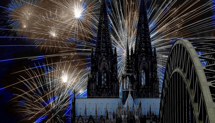 在竞争激烈的12月，一部新的浪漫喜剧在全球票房上取得了里程碑式的成绩