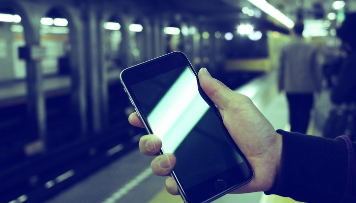 班加罗尔一名女子跳上地铁取回手机,导致地铁停运 班加罗尔一名女子跳上地铁取回手机,导致地铁停运