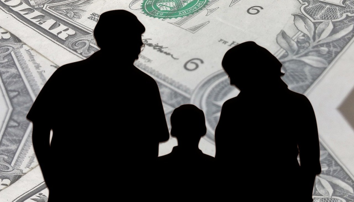 爸爸和儿子都不敢相信他们玩强力球赢了这么多钱“别跟我们开玩笑了”