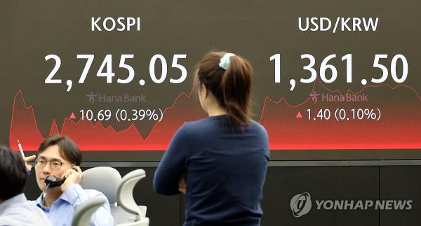 This photo taken on May 8, 2024 shows the dealing room of Hana Bank in central Seoul. (Yonhap) 