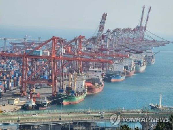 This file photo taken April 1, 2024, shows a port in South Korea's southeastern city of Busan. (Yonhap)