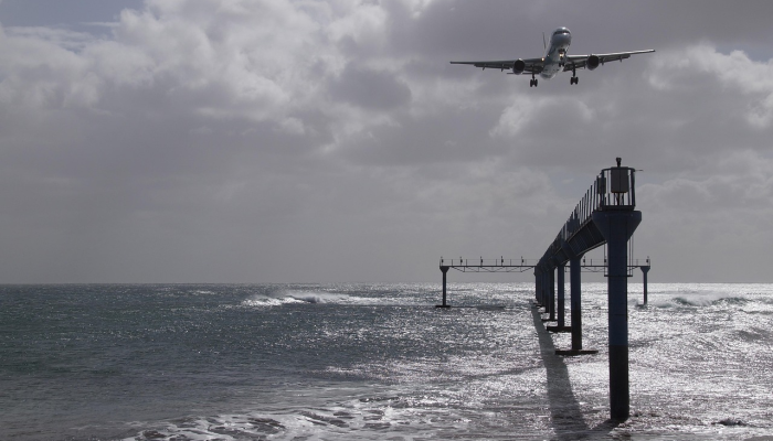 湍流造成一人死亡，数十人受伤后，新加坡航空公司加强了机舱安全措施