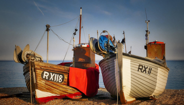 在横渡英吉利海峡时，6名男子因船只倾覆而死亡，4人被捕