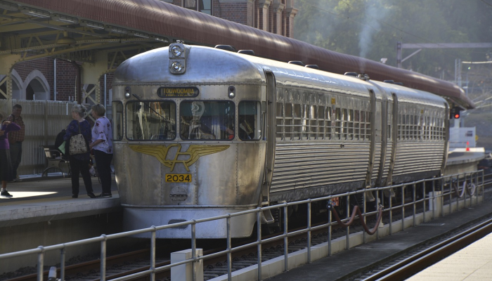 标志路线将对火车、行人开放