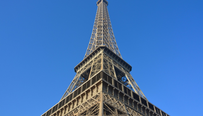 巴黎将奥运五环悬挂在埃菲尔铁塔上