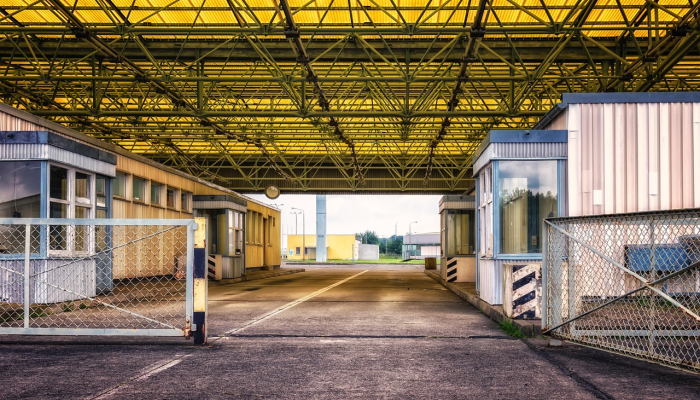 尽管有围墙和铁丝网,移民们仍然从华雷斯城穿越边境来到美国 尽管有围墙和铁丝网,移民们仍然从华雷斯城穿越边境来到美国