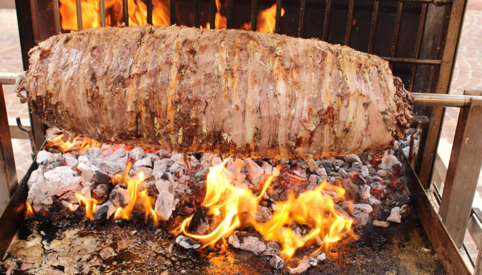 地震后，土耳其家庭在火车上避难，生活陷入停顿
