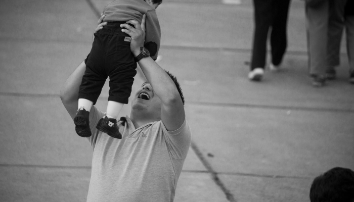 地震后，土耳其家庭在火车上避难，生活陷入停顿