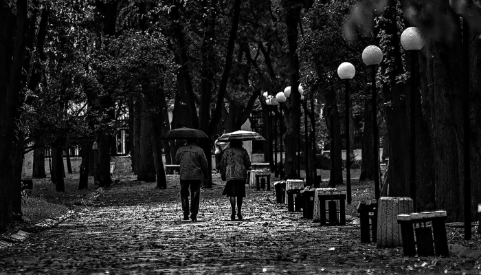 日本地震五天后，一名90多岁的妇女从废墟中被救出