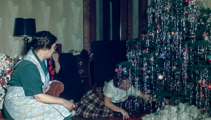 日本地震五天后，一名90多岁的妇女从废墟中被救出