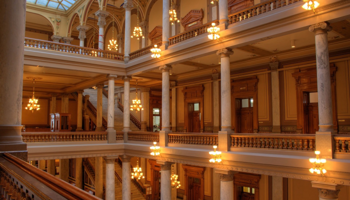 前白宫官员加布·阿莫赢得罗德岛州国会初选 前白宫官员加布·阿莫赢得罗德岛州国会初选