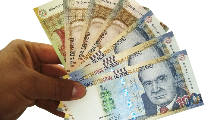 大多数英国人认为，尽管工资上涨，但经济正在恶化